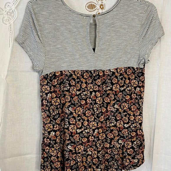 Size M Multicolor Floral Eyeshadow Tee - Picture 4 of 9